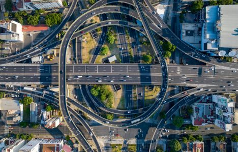 Vue aérienne d'un échangeur routier moderne illustrant la complexité de la gestion du transport.