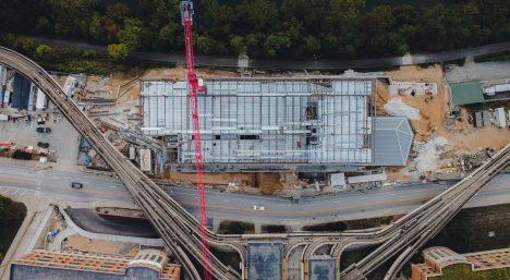 Vue aérienne d'un chantier de construction de transport, mettant en avant les structures et les voies d'accès optimisées.