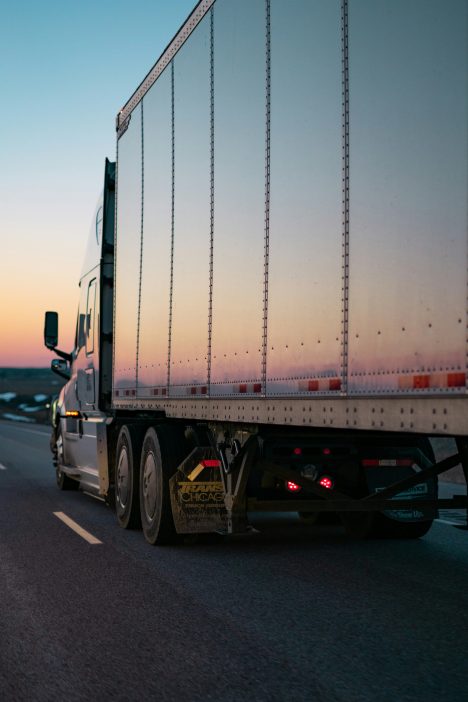 Camion de transport sur une route, symbolisant la gestion rigoureuse des transports par Transglobe Logistiques.